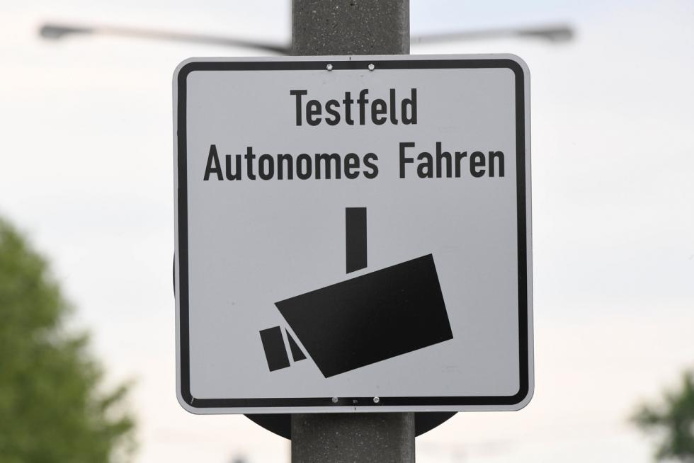 Traffic sign with the inscription "Test Field Autonomous Driving".