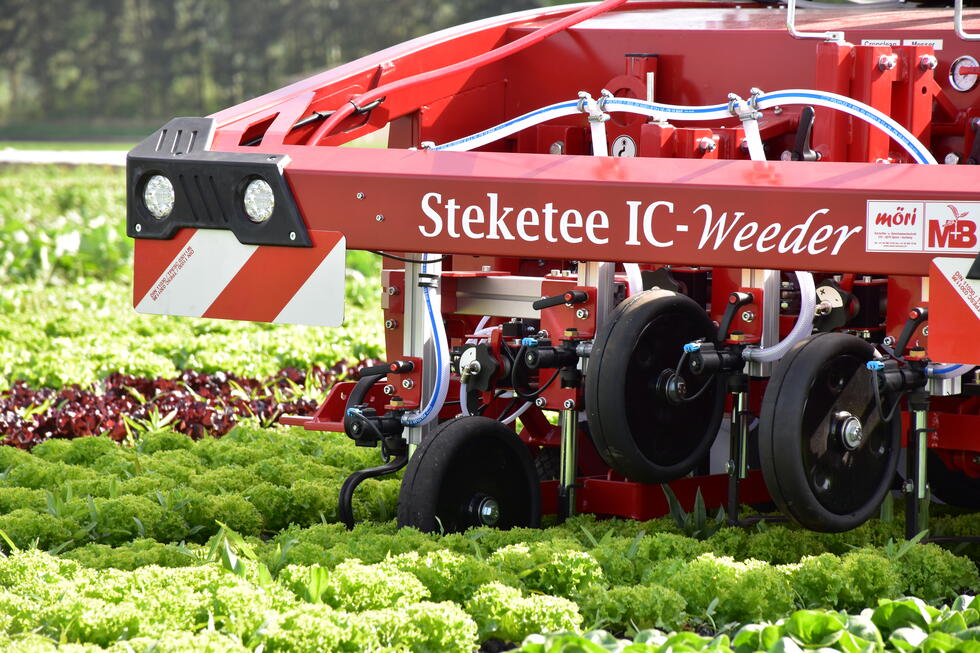 A chopping robot with an integrated spraying system helps to reduce the use of plant protection products 