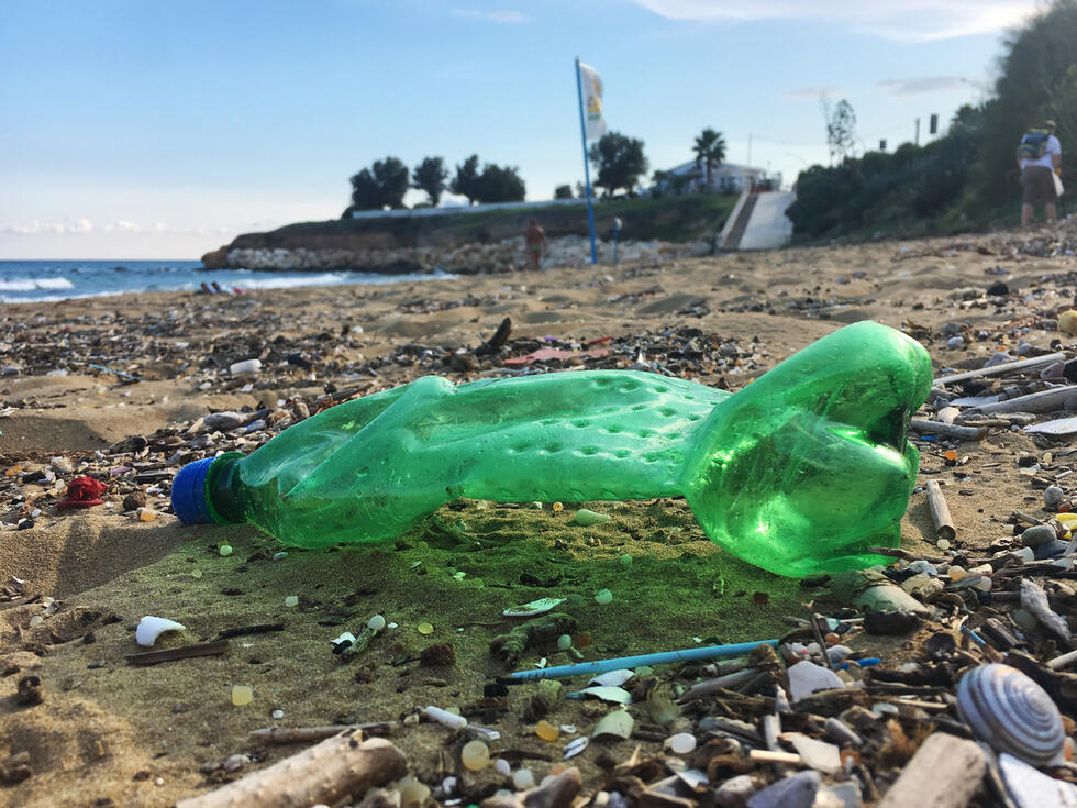 Microplastics in the sea are a danger to plants, animals and humans.