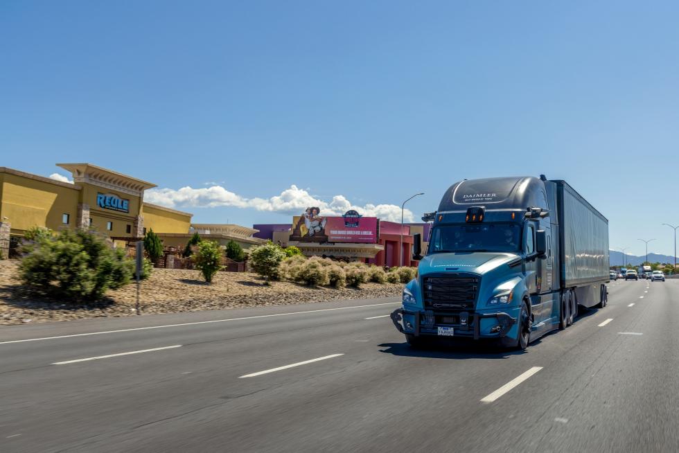 A test fleet of autonomous Daimler trucks has been on the road in the USA for about three years. 