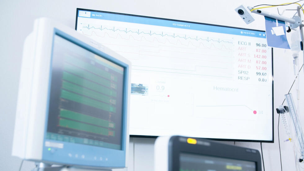 Monitoring screens at ICU